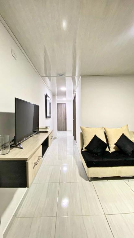 A television and/or entertainment centre at Apartahotel222 Pereira 403