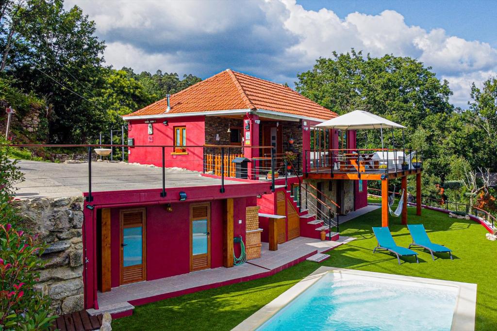 ein kleines Haus mit einem Spielplatz neben einem Pool in der Unterkunft Casa Sobreiros in Sever do Vouga