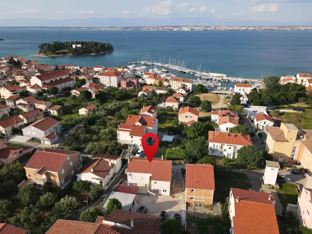 une vue aérienne d'une ville avec un marqueur rouge dans l'établissement Apartments with a parking space Preko, Ugljan - 21491, à Preko