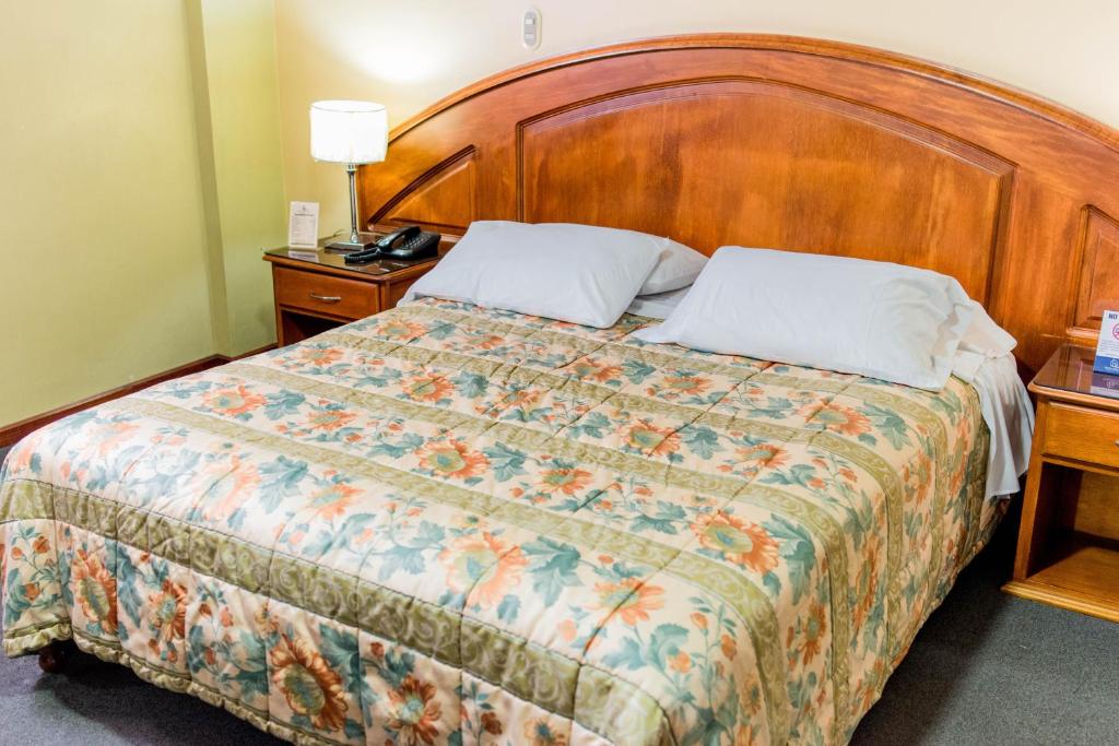 Postel nebo postele na pokoji v ubytování Grand Hotel Loja