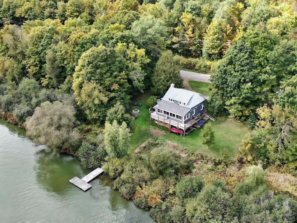 een luchtzicht op een huis naast een rivier bij The Mandeville Rustic Chalet Lake Access + Jacuzzi in Mandeville