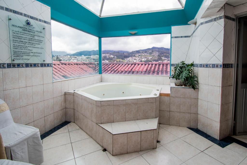 Nespecifikovaný výhled na hory nebo výhled na hory při pohledu z hotelu