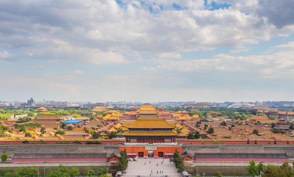widok na pagodę w mieście w obiekcie East Sacred Hotel--Very near Beijing Tiananmen Square ,the Forbidden City,The temple of heaven ,3 minutes walk from Wangfujing Subway St,Located in the center of Beijing,Provide tourism services,Newly renovated hotel-Able to receive foreign guests w Pekinie