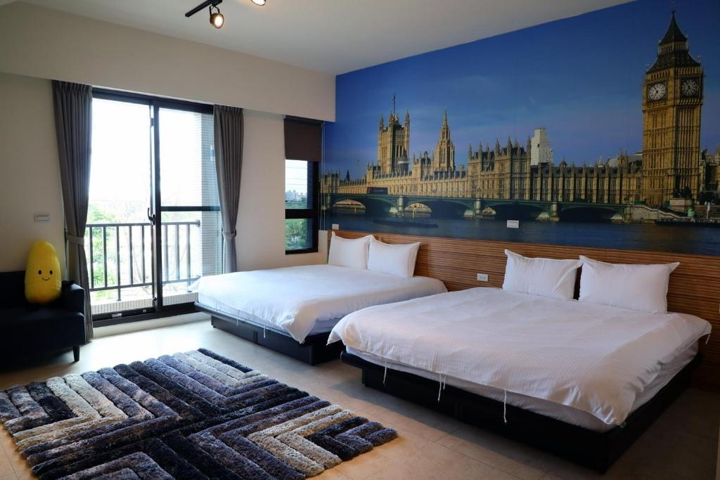 1 Schlafzimmer mit 2 Betten und einem Wandbild von Big Ben in der Unterkunft 水玥町民宿 in Yuanshan