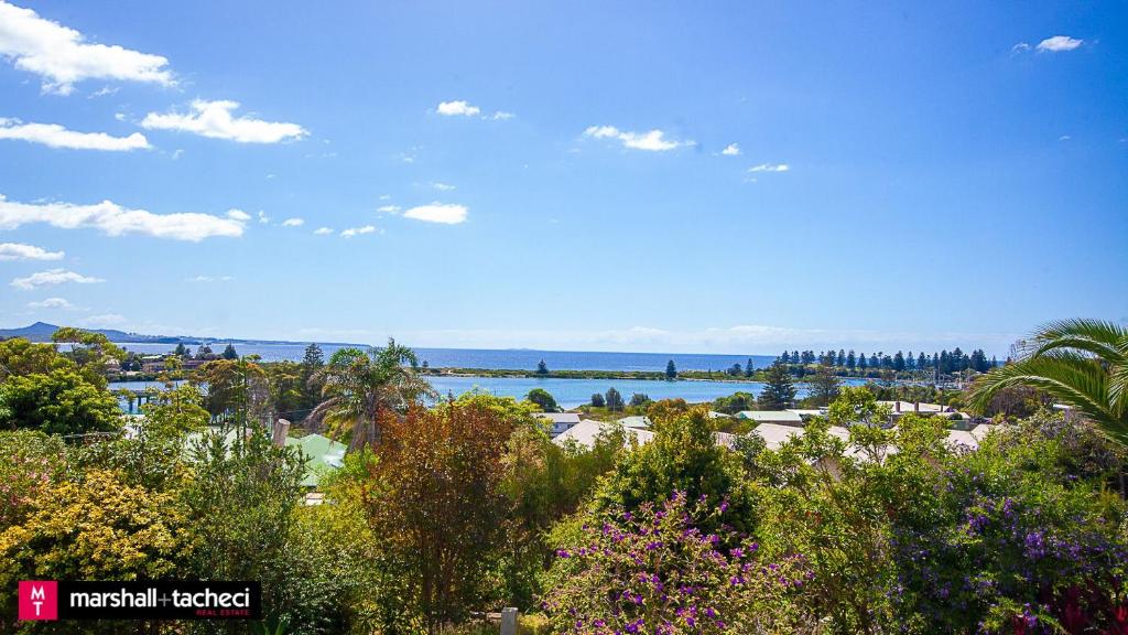 Blick auf einen Park mit Bäumen und einem See in der Unterkunft Bermagui jewel holiday house 5 Bedroom Uninterrupted views central location Bermagui Linen & Wifi Provided in Bermagui