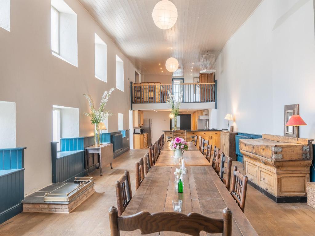 ペンブロークにあるThe Old Breweryの長いテーブルと椅子が備わる広い客室です。