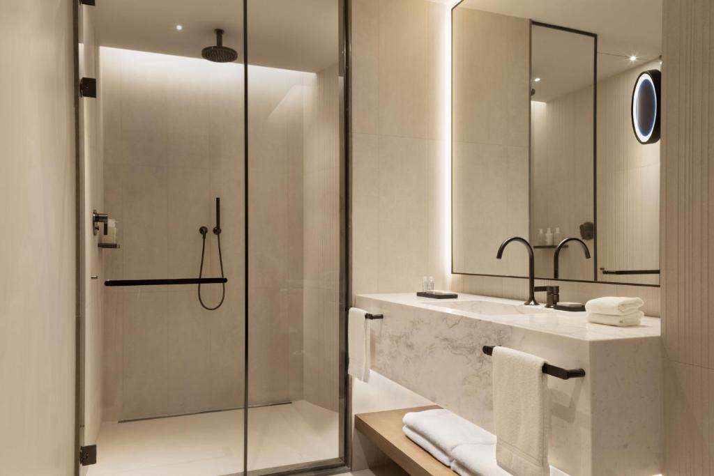 JW Marriott Hotel Madrid - 12