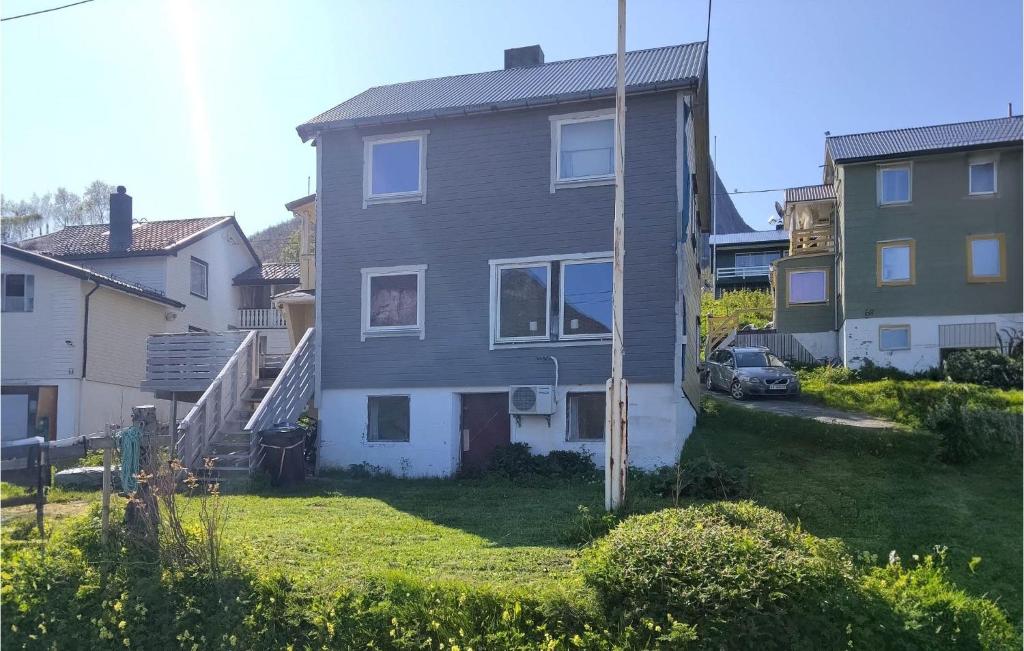 una casa en un patio con un coche aparcado al lado en Amazing Home In Fjordgard With Wifi, en Fjordgård