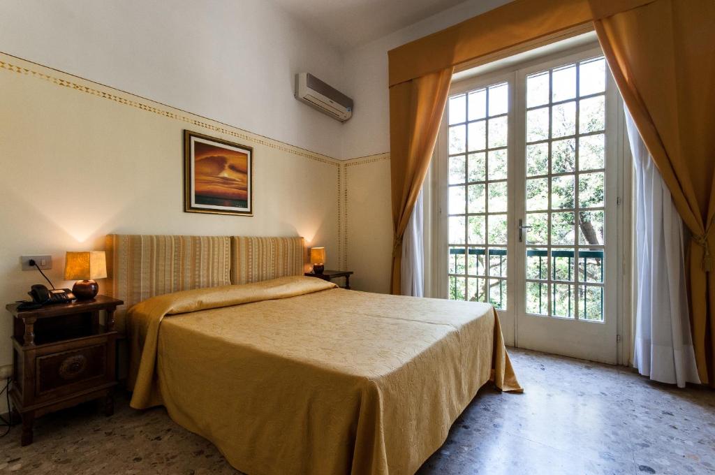 Postel nebo postele na pokoji v ubytování Hotel Club i Pini - Residenza d'Epoca in Versilia
