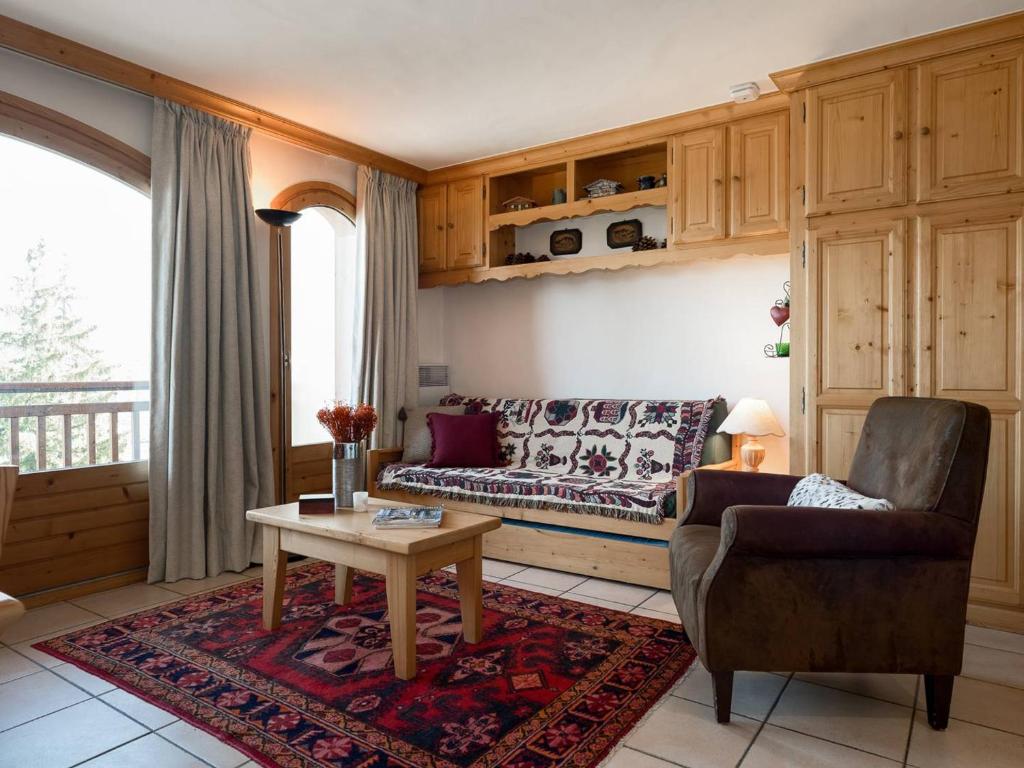 a living room with a couch and a table at Courchevel 1850 - Appartement cosy 50m² - 4 pers - centre station - proche pistes - FR-1-631-145 in Courchevel
