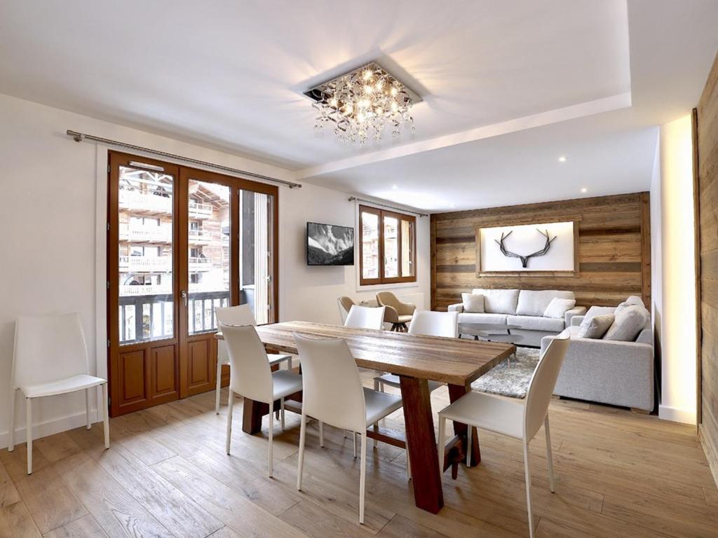 a living room with a table and chairs and a couch at Appartement rénové 88m2 au centre de Courchevel 1850 - 8 pers, parking, balcon, WIFI - FR-1-631-146 in Courchevel