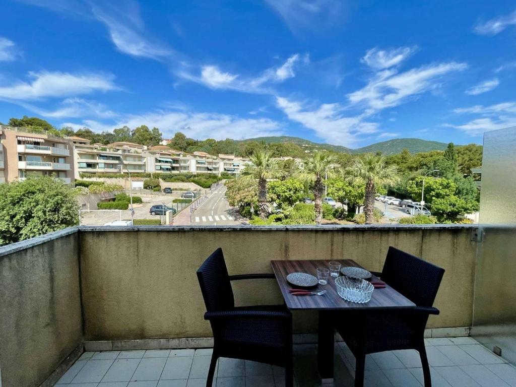 une table et des chaises sur un balcon avec vue dans l'établissement Studio cosy à 2 min de la plage, terrasse, parking privé - Cavalaire-sur-Mer - FR-1-226B-159, à Cavalaire-sur-Mer