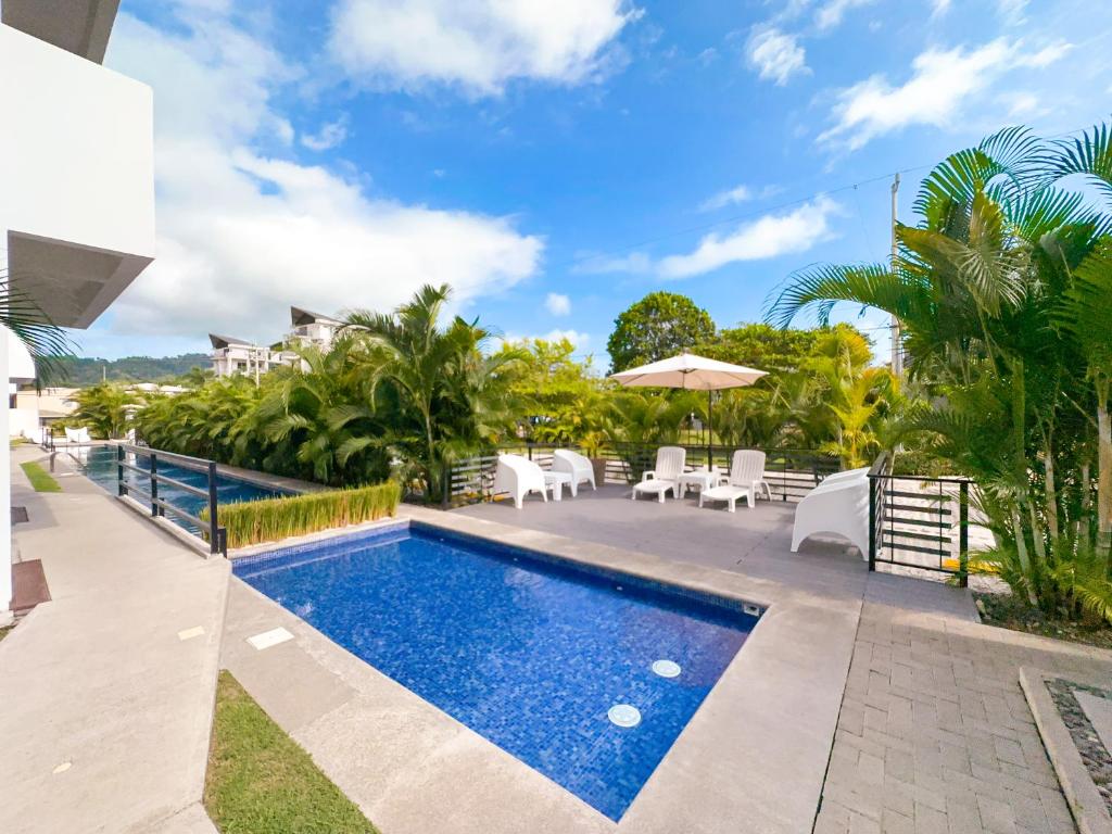 Bazén v ubytování Pura Vida Apartment with nice pool walking distance to the heart of Jaco nebo v jeho okolí