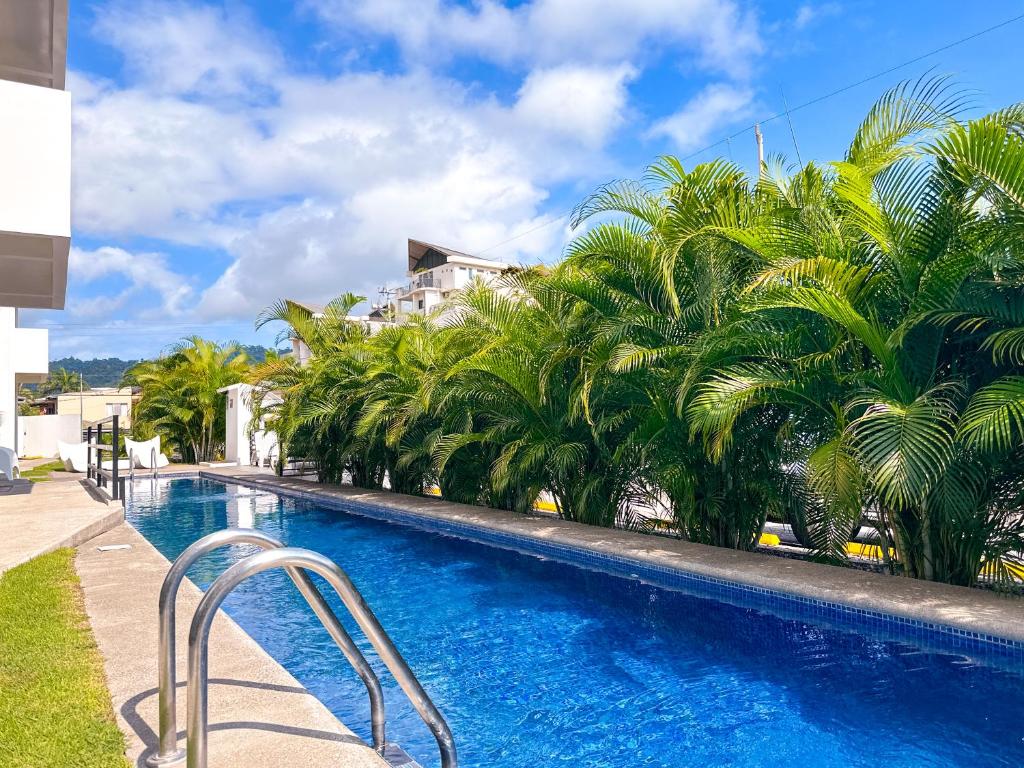 Bazén v ubytování Pura Vida Apartment with nice pool walking distance to the heart of Jaco nebo v jeho okolí