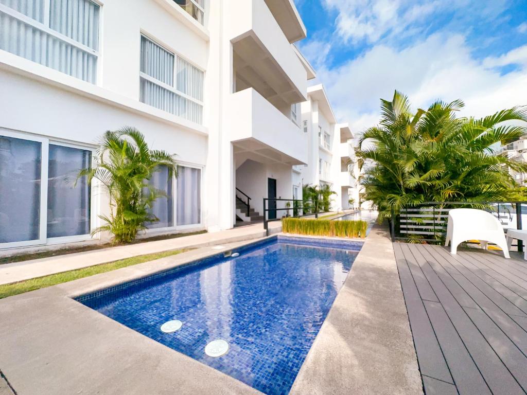 Bazén v ubytování Pura Vida Apartment with nice pool walking distance to the heart of Jaco nebo v jeho okolí