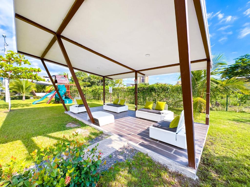 Zahrada ubytování Pura Vida Apartment with nice pool walking distance to the heart of Jaco