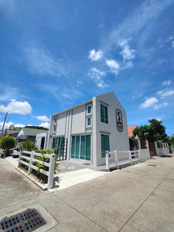 a white building with a clock on the side of it at Sealoft,Pattaya in Bang Lamung