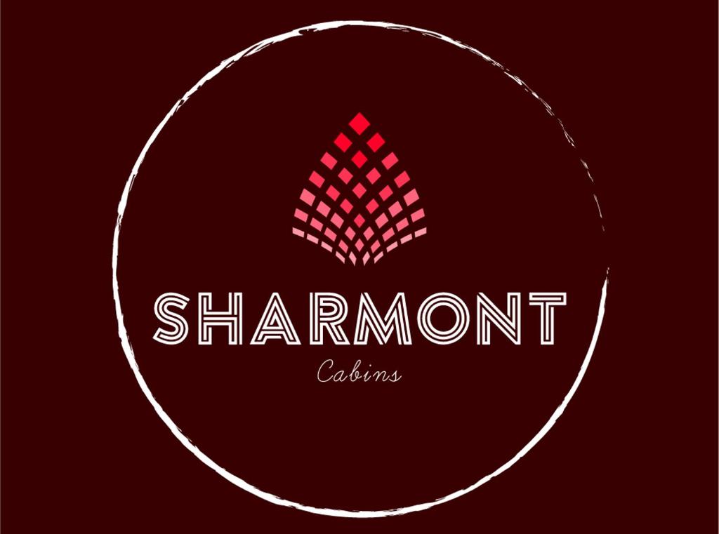 un logo per una colite shantamount su sfondo rosso di Glamping Cabañas Sharmont a Guarne