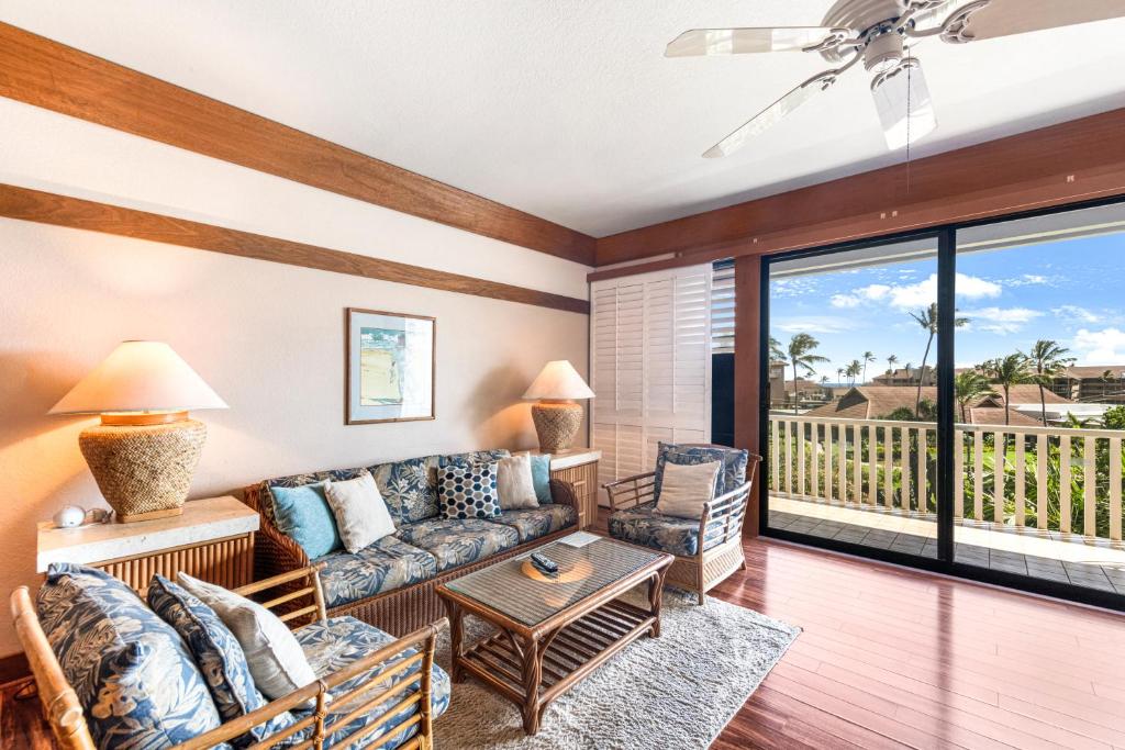 Posezení v ubytování Partial Oceanview 1BR at Kiahuna Plantation Unit 311