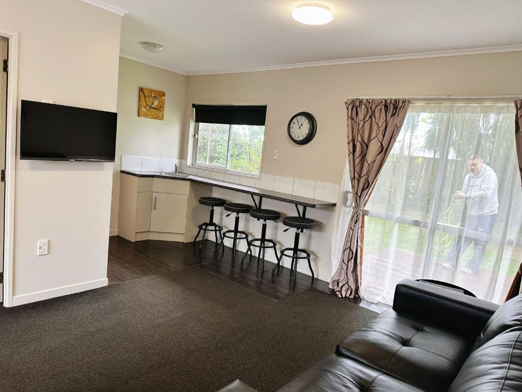 Red Rock Thermal Motel - Mineral Pool - Resim 16