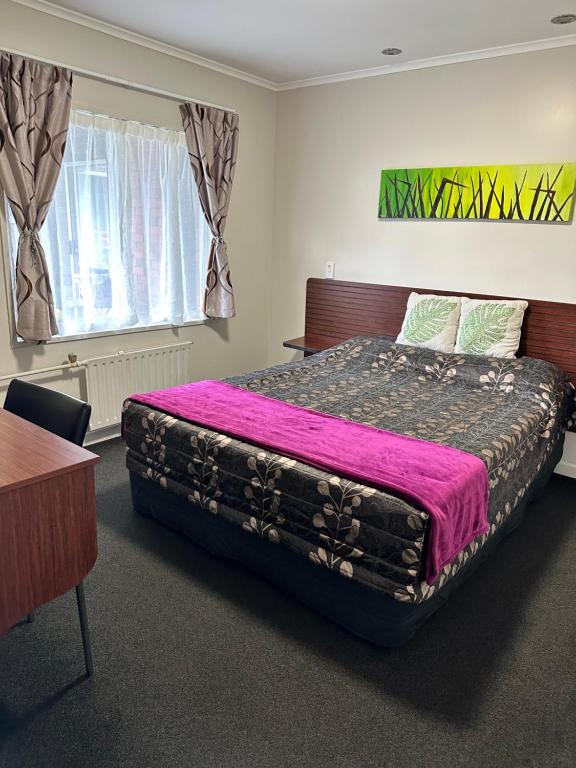 Red Rock Thermal Motel - Mineral Pool - Resim 8