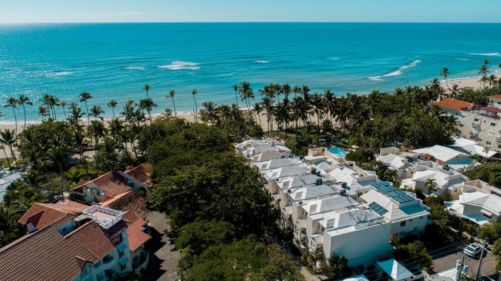 Luftblick auf ein Resort und den Strand in der Unterkunft Amazing apartment, Juan Dolio, El Bonio II- 2B in Juan Dolio