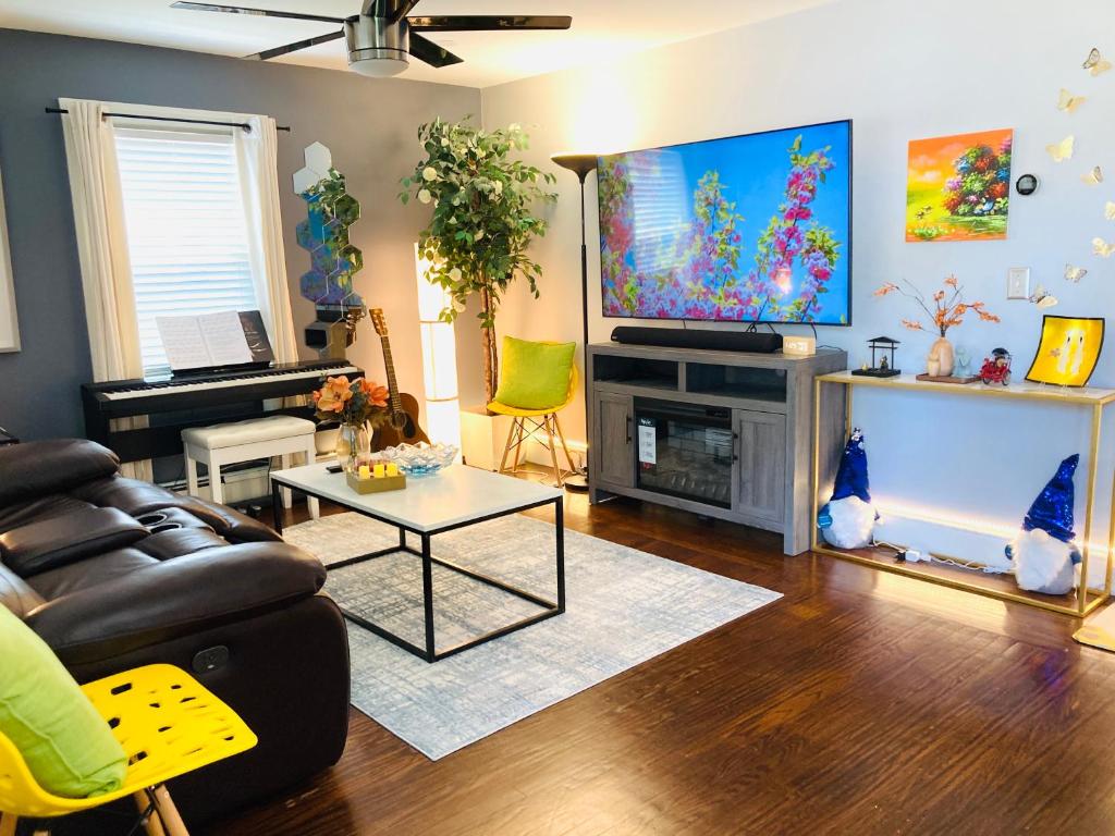Entire Hi-Tech House with 4 Bedrooms, Fitness Room, 10 mins to Providence - Housity
