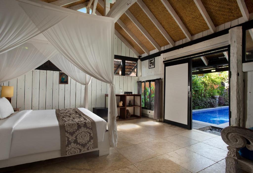 La chambre, ouverte sur la piscine