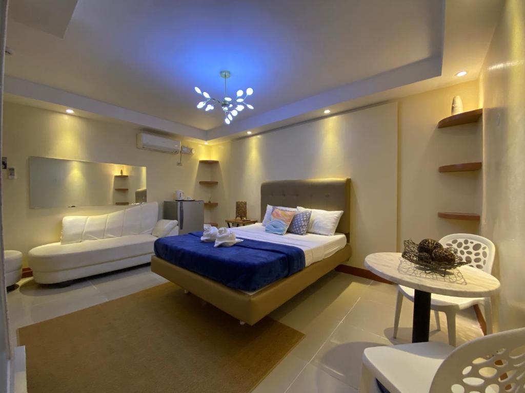 Postel nebo postele na pokoji v ubytování Boracay Grace Hotel