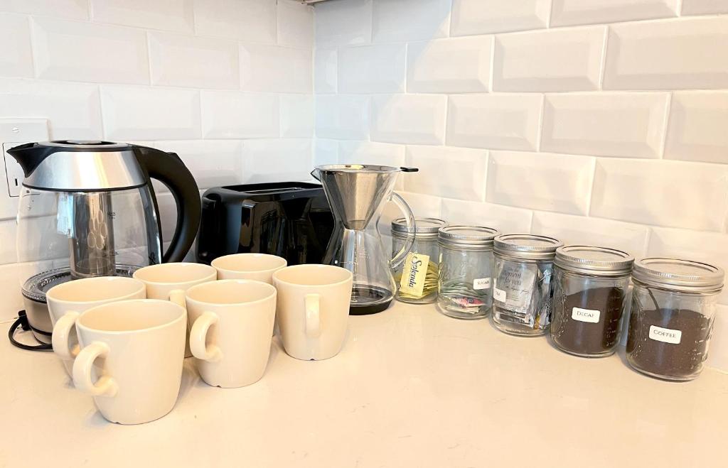 Heart of Hollywood Apartment - 2Bed 2Bath - Two-Bedroom Apartment
