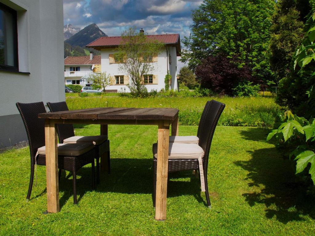 Vonkajšia záhrada v ubytovaní Alluring Apartment in Bichlbach