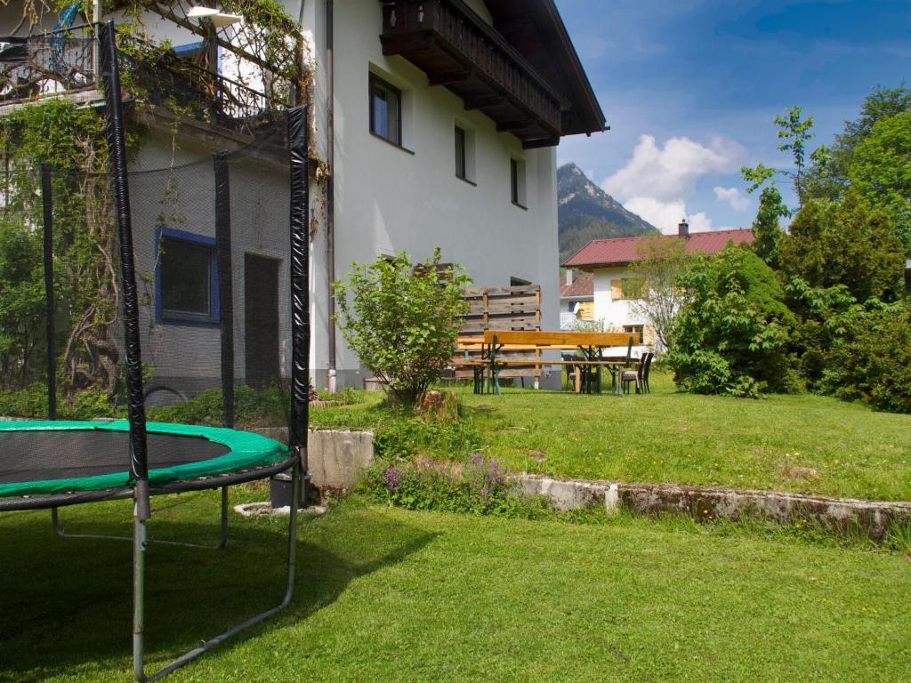 Vonkajšia záhrada v ubytovaní Alluring Apartment in Bichlbach