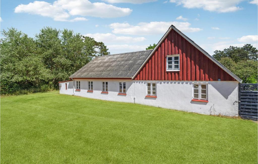 a red and white house with a large yard at Stunning Apartment In Rm With 2 Bedrooms And Wifi in Rømø Kirkeby