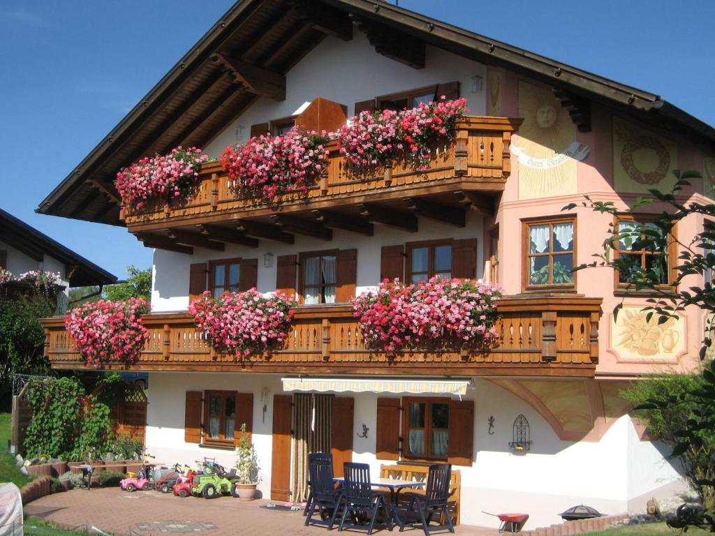 un edificio con flores en sus balcones en Apartment in the Allg u with view of the Bavarian Alps en Bernbeuren