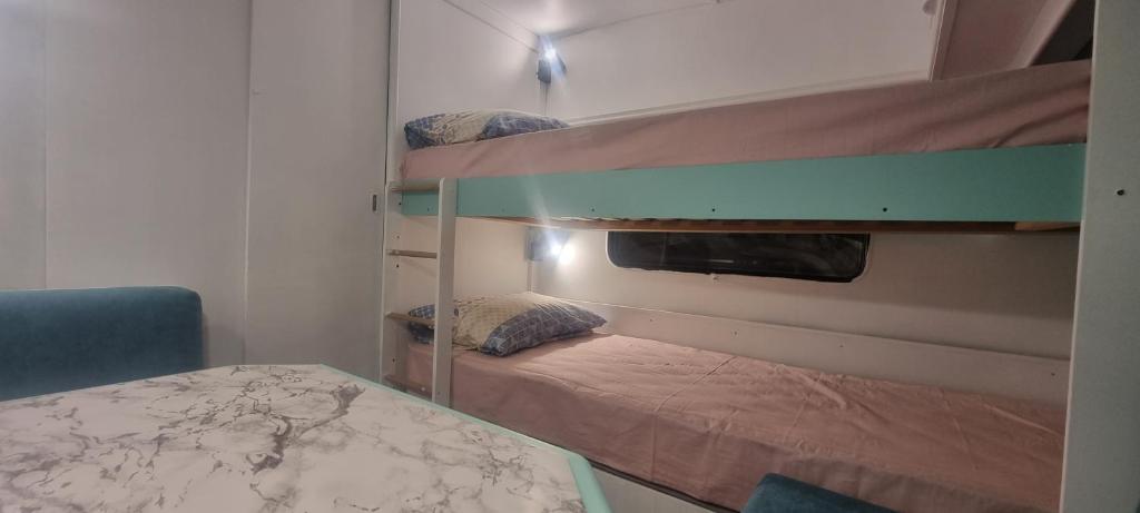 Postel nebo postele na pokoji v ubytování Каравана Тиана