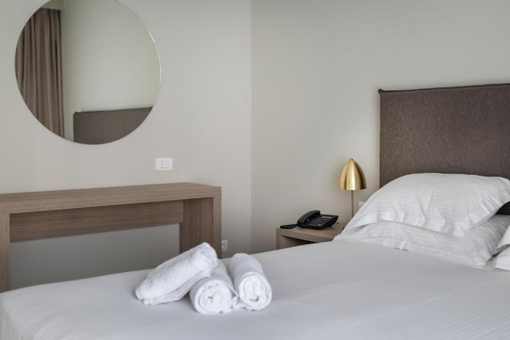 Postel nebo postele na pokoji v ubytování Smaragdi Kos Hotel