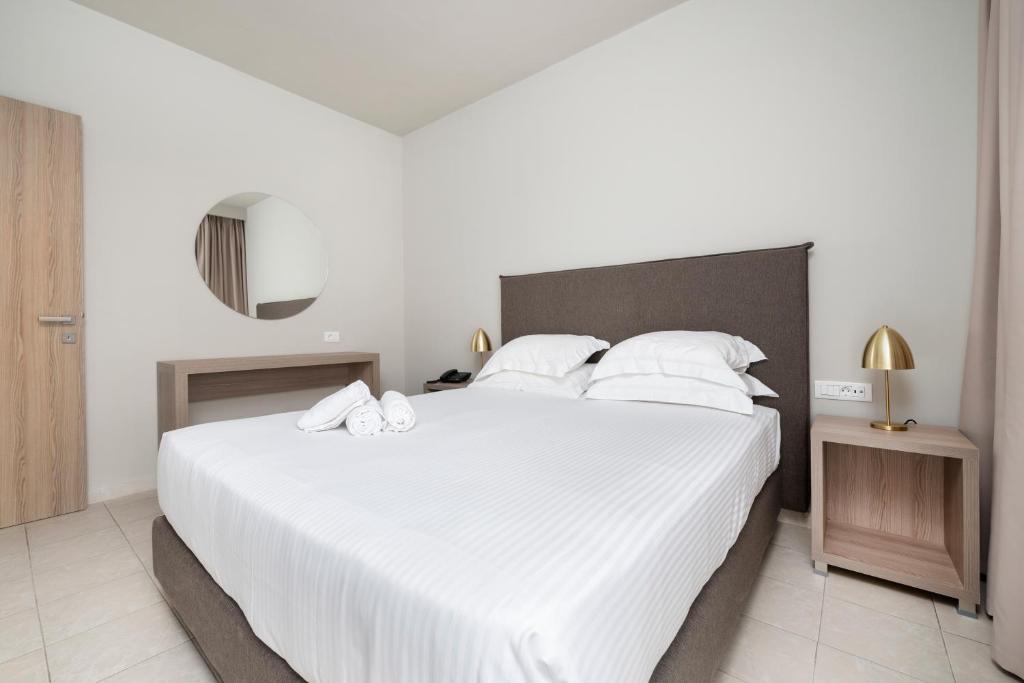 Postel nebo postele na pokoji v ubytování Smaragdi Kos Hotel