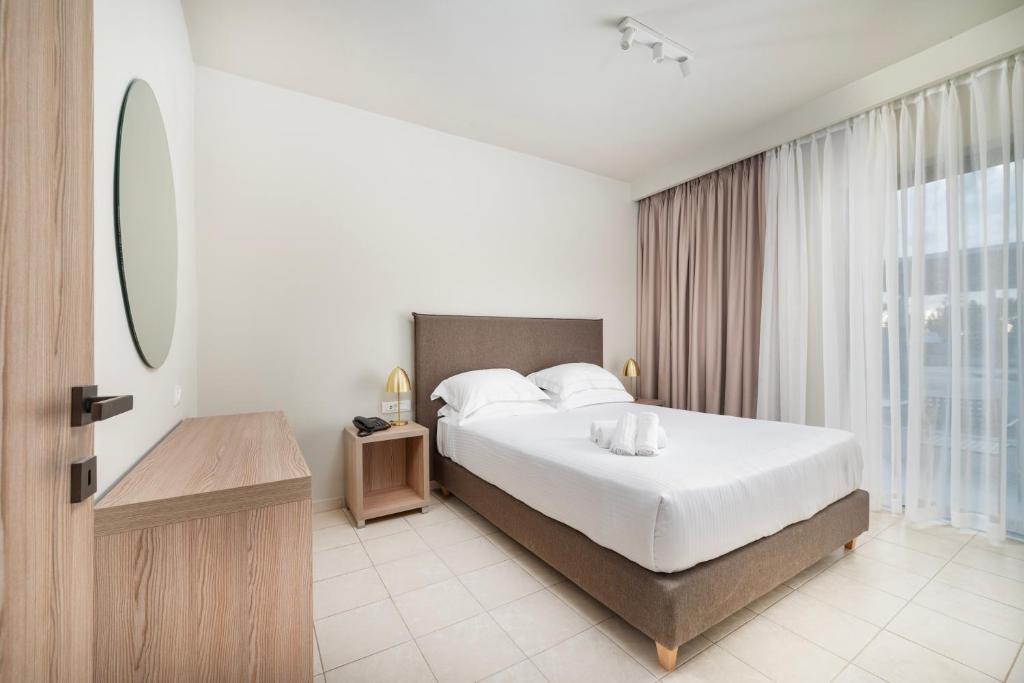 Postel nebo postele na pokoji v ubytování Smaragdi Kos Hotel