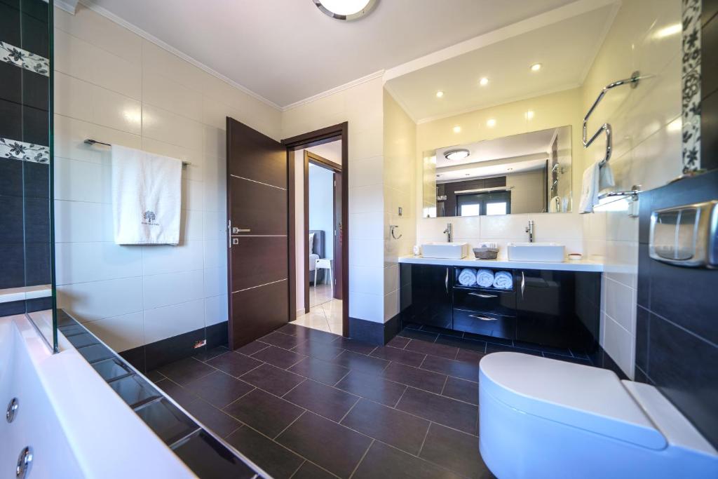 A kitchen or kitchenette at Mythic Olive villa - Heated Pool - Amazing view