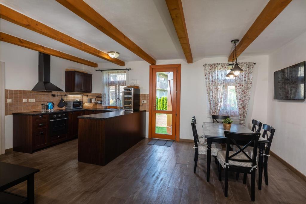 A kitchen or kitchenette at FARMAOBECKOV sk