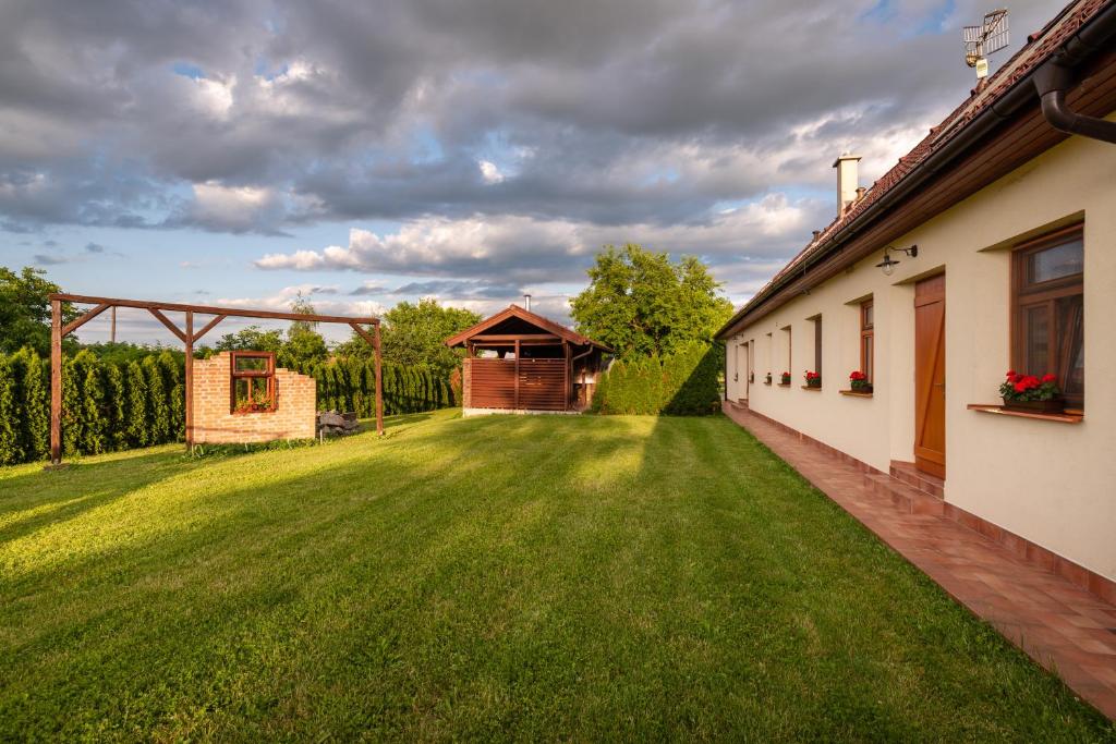 A garden outside FARMAOBECKOV sk