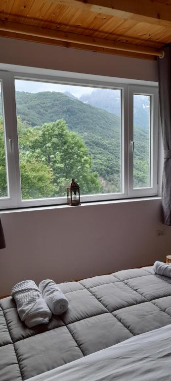 Nespecifikovaný výhled na hory nebo výhled na hory při pohledu z penzionu