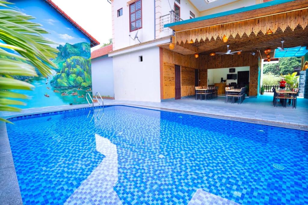 een zwembad voor een huis bij Trang An Nature View Homestay in Nguyên Ngoại