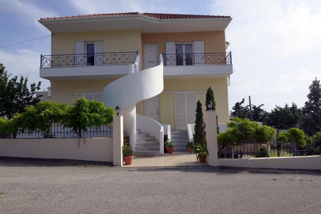 uma casa grande com uma escada em frente em SIMOS' sea view house em Nikópolis