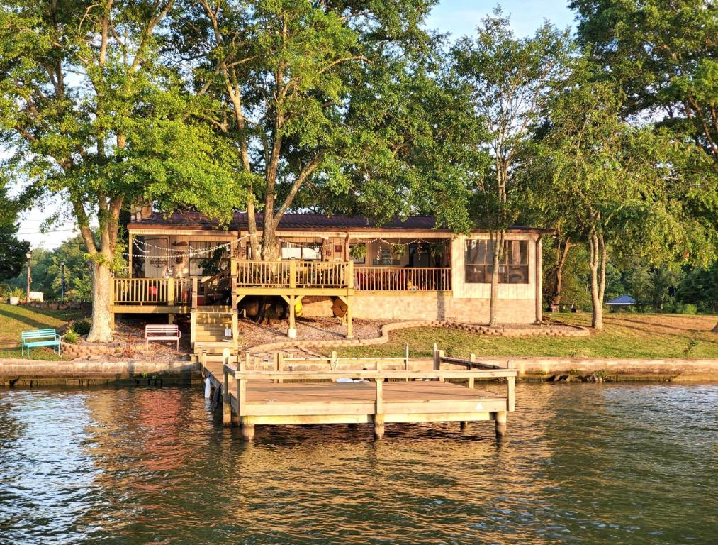 Lakeside Paradise 4BR Retreat on Neely Henry Lake home, Ohatchee