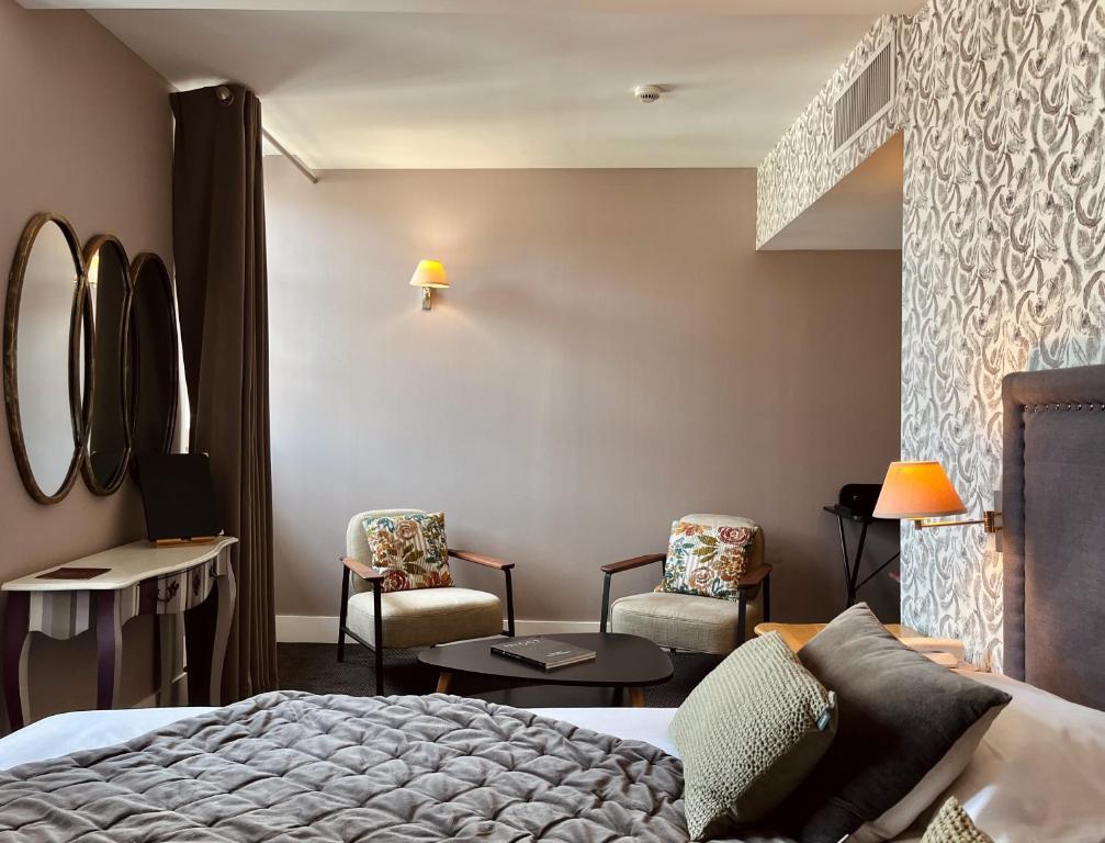 Postel nebo postele na pokoji v ubytování Hôtel des Basses Pyrénées - Bayonne