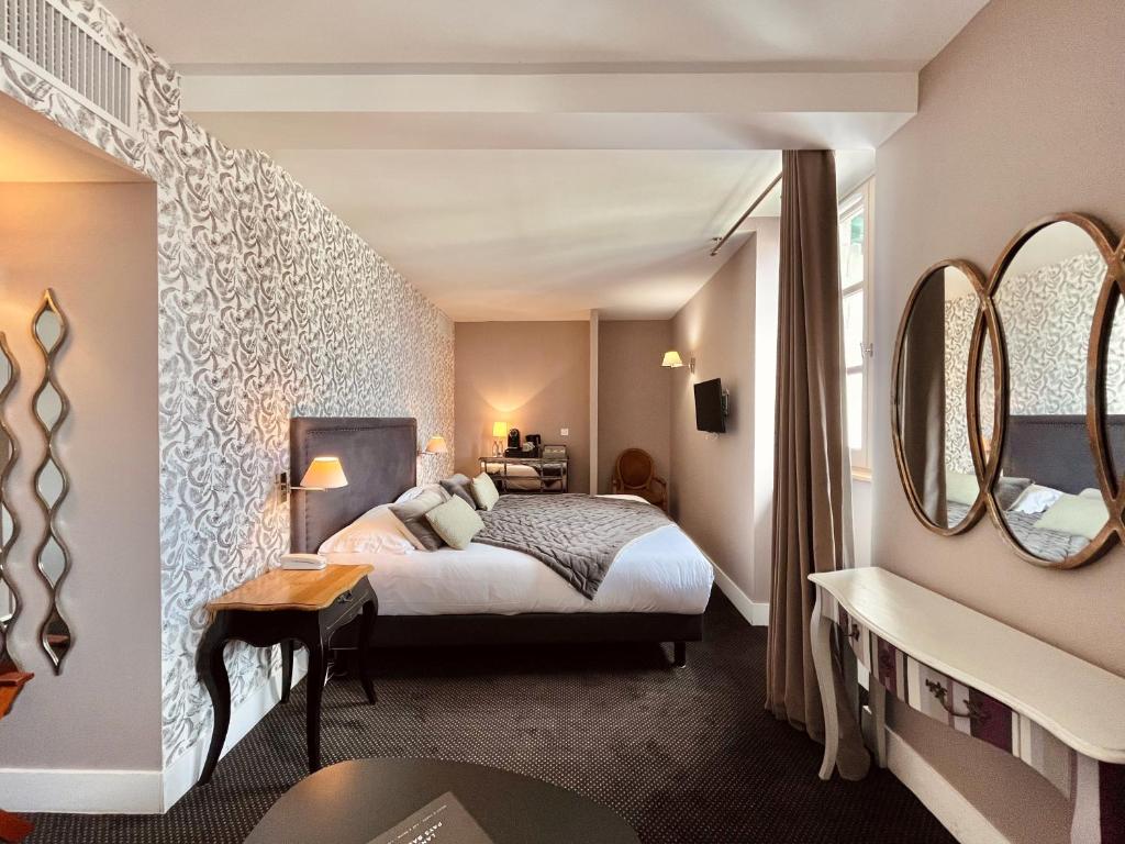 Postel nebo postele na pokoji v ubytování Hôtel des Basses Pyrénées - Bayonne