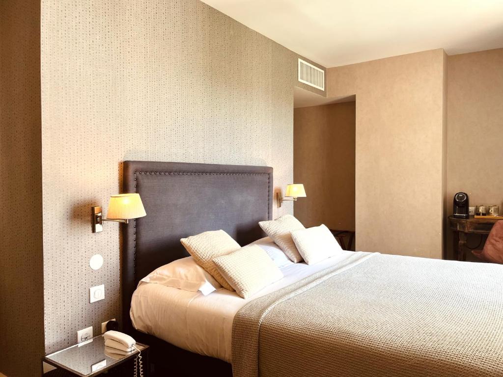 Postel nebo postele na pokoji v ubytování Hôtel des Basses Pyrénées - Bayonne