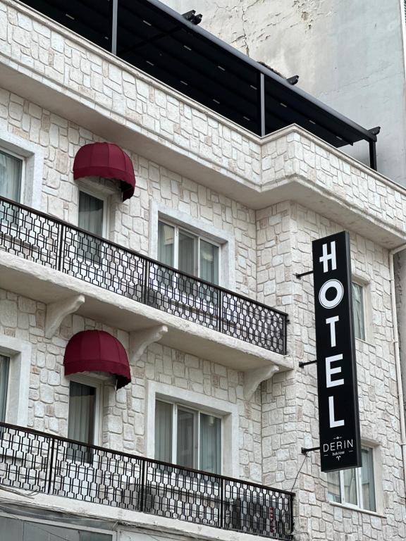 un cartello hotel sul lato di un edificio di DERİN BUTİK HOTEL a Tekirdağ