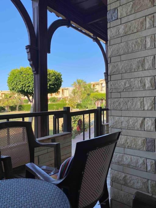 Balkón nebo terasa v ubytování 50% Off. 2BR , 2BR Ground floor with pool view, private beach access, security 24/7 شاليه ٢ غرفه ، ٢ حمام ف الدور الارضي قدام جنينه و حمام السباحه مباشره ، شاطيء خاص بالقرية و أمن ٢٤ ساعه و مسجد خاص